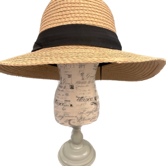 Accessories - Straw hat with black ribbon.♻️